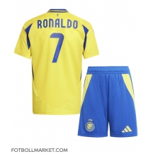 Al-Nassr Cristiano Ronaldo #7 Replika Hemmatröja Barn 2024-25 Kortärmad (+ byxor)