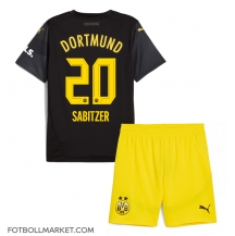 Borussia Dortmund Marcel Sabitzer #20 Replika Bortatröja Barn 2024-25 Kortärmad (+ byxor)