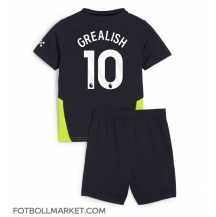 Manchester City Jack Grealish #10 Replika Bortatröja Barn 2024-25 Kortärmad (+ byxor)