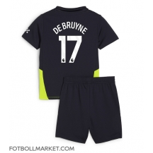 Manchester City Kevin De Bruyne #17 Replika Bortatröja Barn 2024-25 Kortärmad (+ byxor)