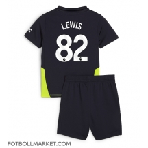 Manchester City Rico Lewis #82 Replika Bortatröja Barn 2024-25 Kortärmad (+ byxor)