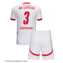 RB Leipzig Lutsharel Geertruida #3 Replika Hemmatröja Barn 2024-25 Kortärmad (+ byxor)