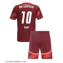 RB Leipzig Xavi Simons #10 Replika Bortatröja Barn 2024-25 Kortärmad (+ byxor)