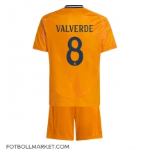 Real Madrid Federico Valverde #8 Replika Bortatröja Barn 2024-25 Kortärmad (+ byxor)