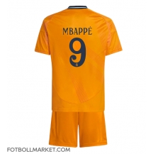 Real Madrid Kylian Mbappe #9 Replika Bortatröja Barn 2024-25 Kortärmad (+ byxor)