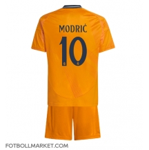 Real Madrid Luka Modric #10 Replika Bortatröja Barn 2024-25 Kortärmad (+ byxor)