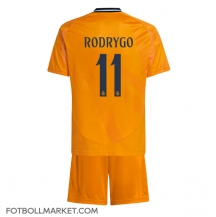 Real Madrid Rodrygo Goes #11 Replika Bortatröja Barn 2024-25 Kortärmad (+ byxor)